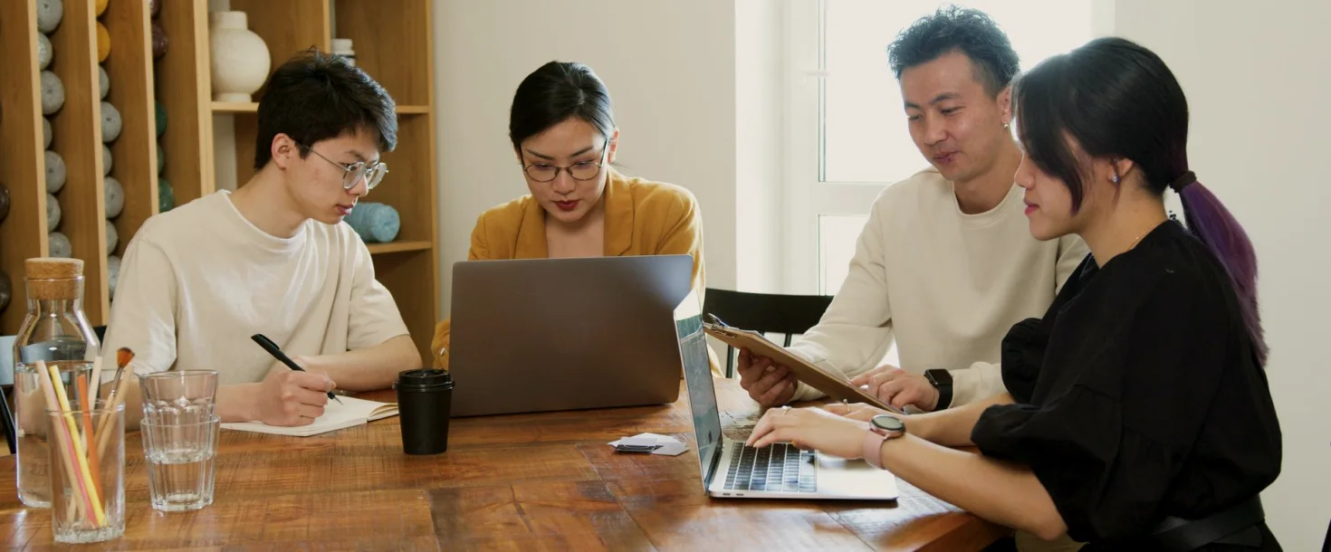 Deltakere og instruktør går gjennom en rundown før opptak i studio.